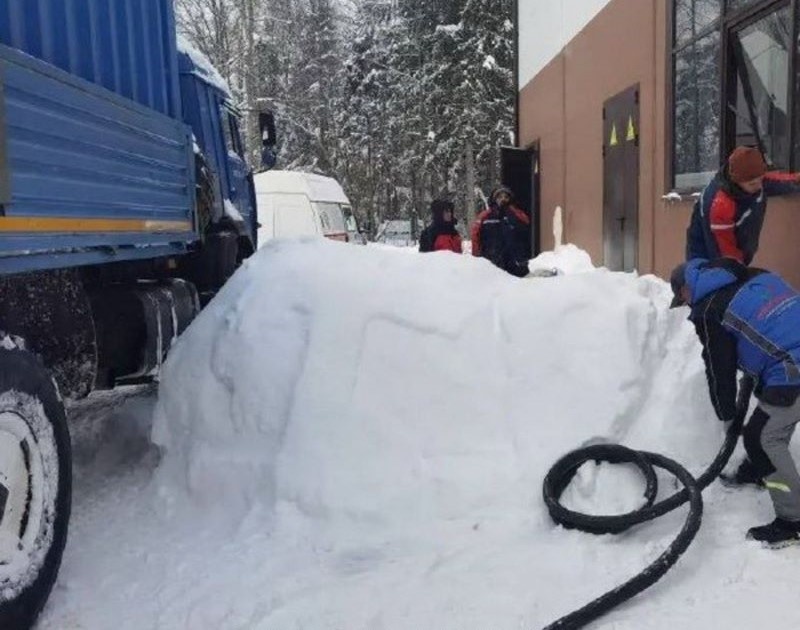 Отопления не было, пока не подвезли резервный генератор