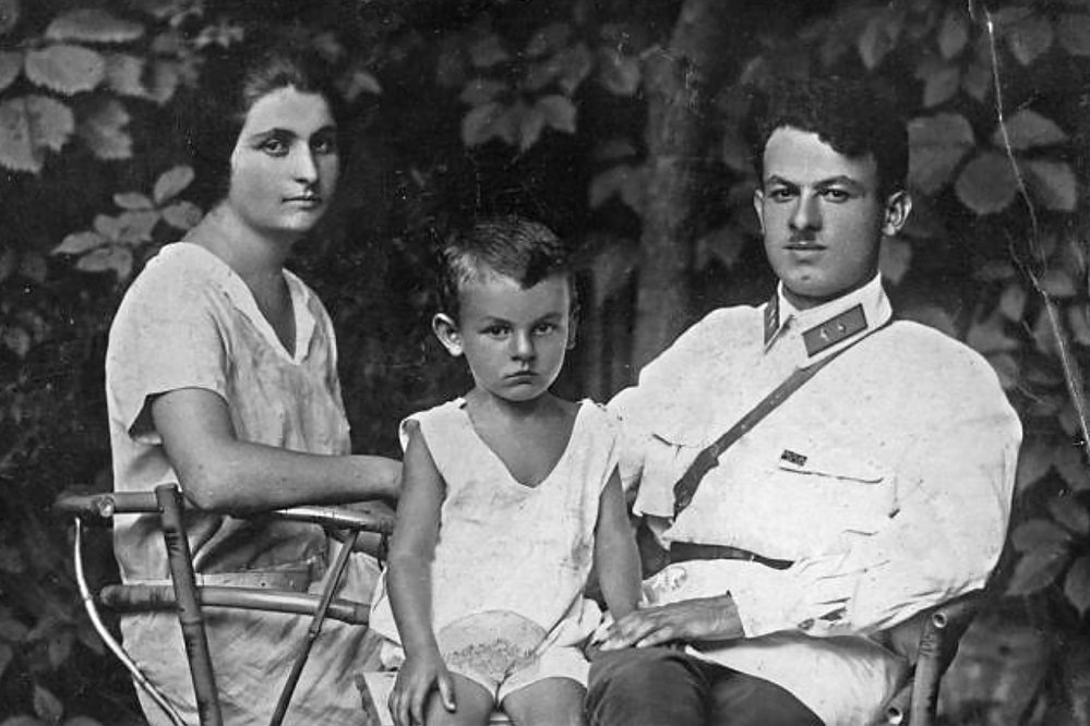 Булат Окуджава с родителями. 