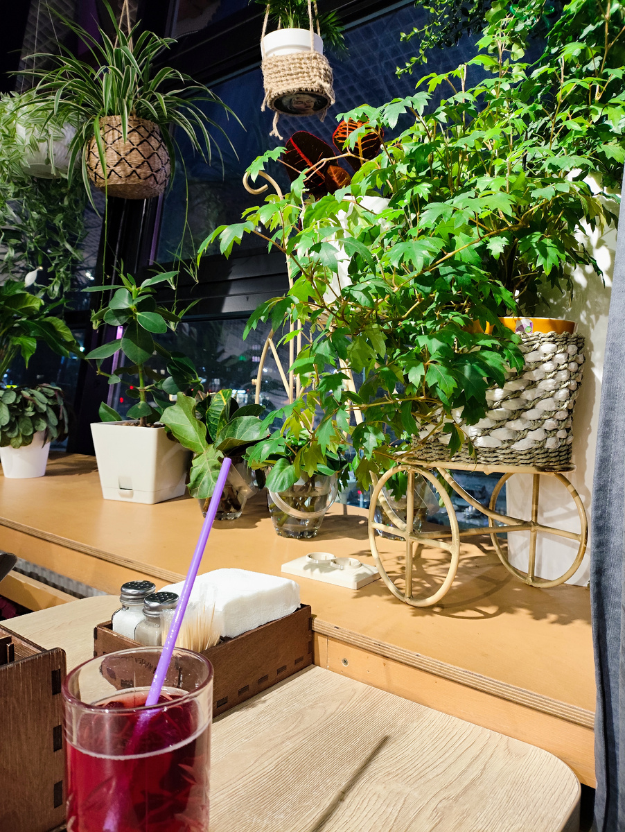 Любимый ресторанчик, столик у окна