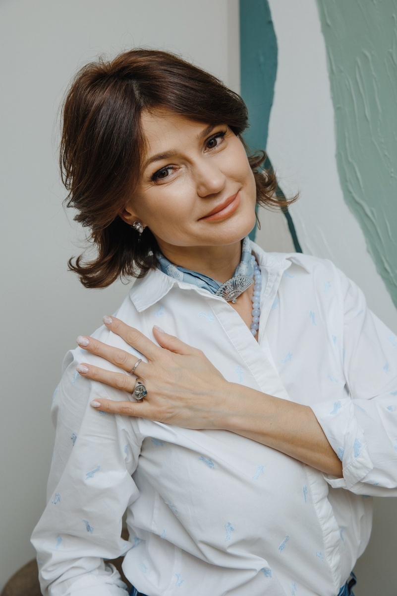 Бренд TRIORA, коллекция Япония: колье из голубого агата, дизайнерская брошь "Японский веер" и шелковый шарфик Твилли