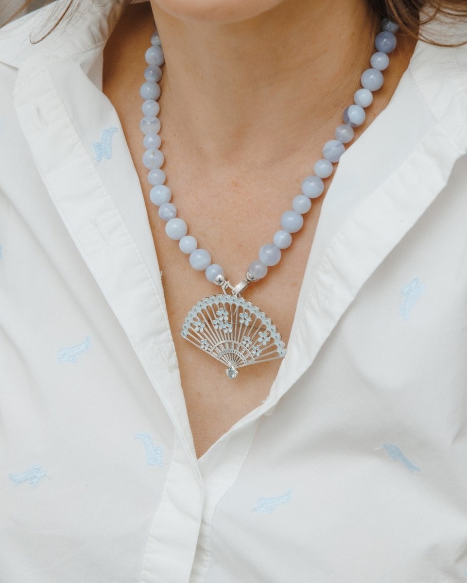 Бренд TRIORA, коллекция Япония: колье из голубого агата, дизайнерская брошь "Японский веер" и шелковый шарфик Твилли