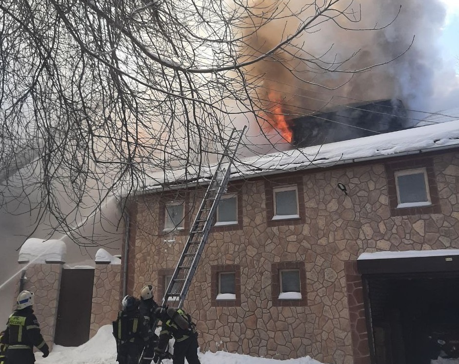    Там загорелся двухэтажный дом