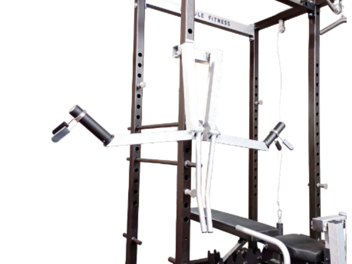 Дельта-машина Module Fitness обеспечивает равномерное, постоянное сопротивление, что делает её эффективным инструментом для изолированной и безопасной проработки дельтовидных мышц в отличие от упражнений со свободными весами, где нагрузка меняется в зависимости от биомеханики движения. Например, при подъёме гантелей в стороны (свободные веса): в нижней точке нагрузка минимальна, и только в конечной фазе движения нагрузка становится максимальной.В дельта-машине от начального до конечного положения усилие одинаково — например, выбранные 5 кг ощущаются одинаково на всём пути