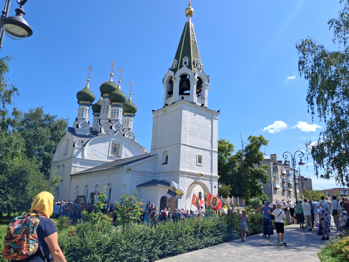 Дивеевский Крестный ход у церкви в Честь Успения Божией Матери. Фото автора. 