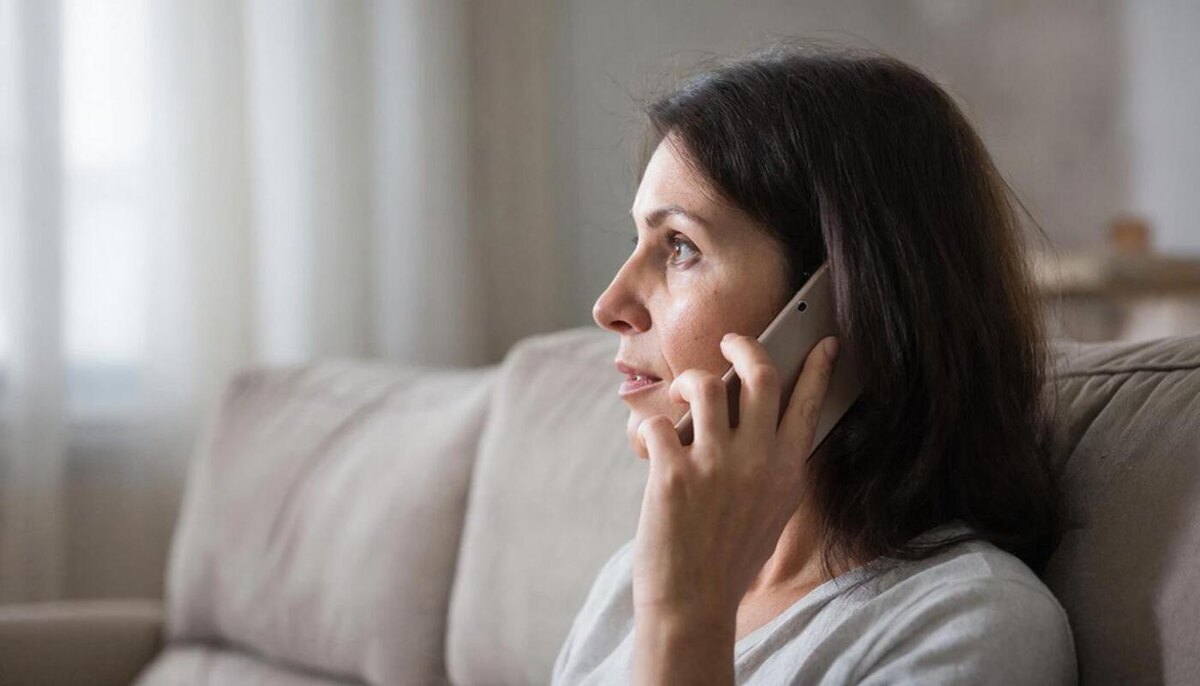 Актриса театра и кино Олеся Железняк опровергла информацию об ухудшении здоровья.  Фото: Изображение сгенерировано нейросетью Kandinsky 5.0