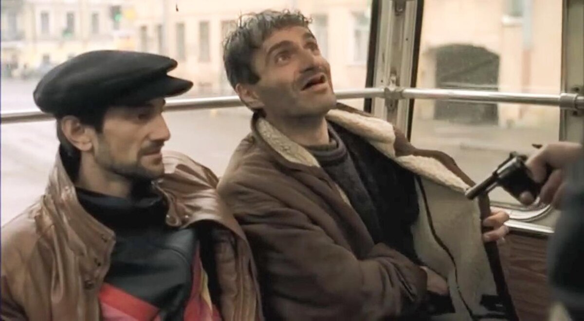 Артур Арутюнян (справа) в знаменитой сцене в трамвае, фильм «Брат», фото:кадр фильма «Брат» (реж. Алексей Балабанов, Россия, 1997 г.)