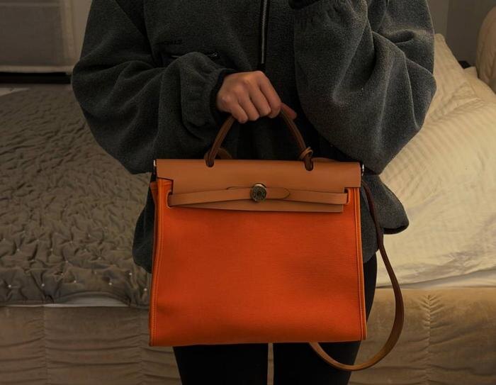 Жена Сабурова распродаёт вещи. Фото © Telegram / SABUROVA DIANA