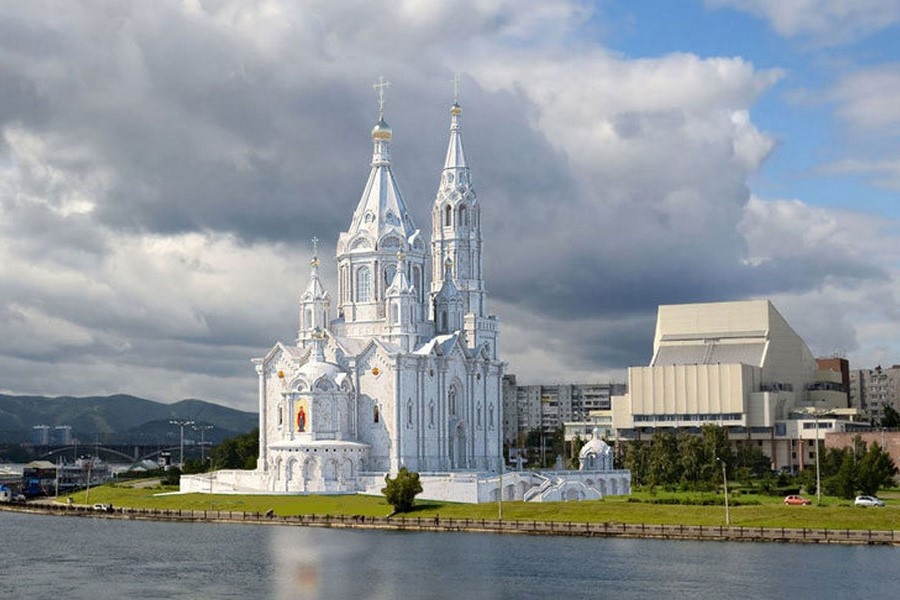 Так будет выглядеть собор на Стрелке по сравнению с окружающими зданиями
