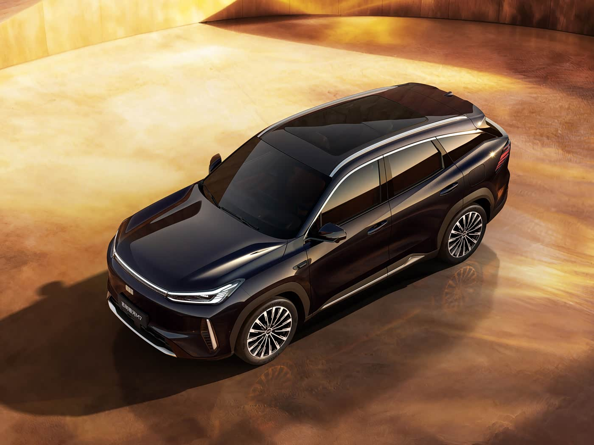 Новый гибридный кроссовер Geely Galaxy M7 –  вид сверху