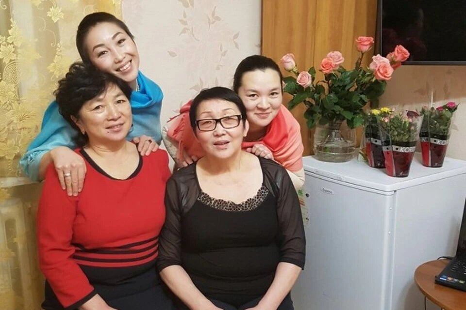 Цыреновы отмечают 34-летие, обнимая матерей, которые их воспитали. Фото: Дугарма Цыренова