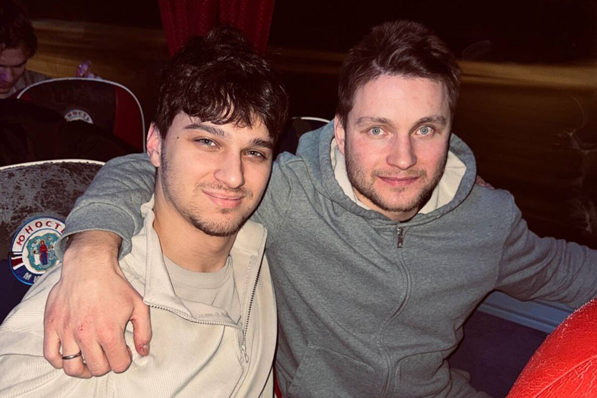  Хоккеисты «Юности» Максим Лемешевский (слева) и Роман Достанко (справа). © ХК «Юность-Минск», Telegram