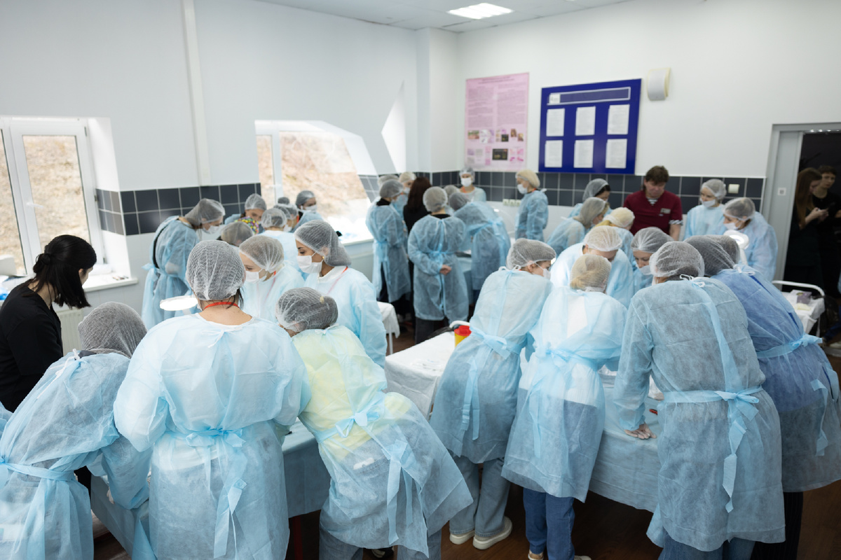 За каждым столом отработка отдельной зоны с анатомами