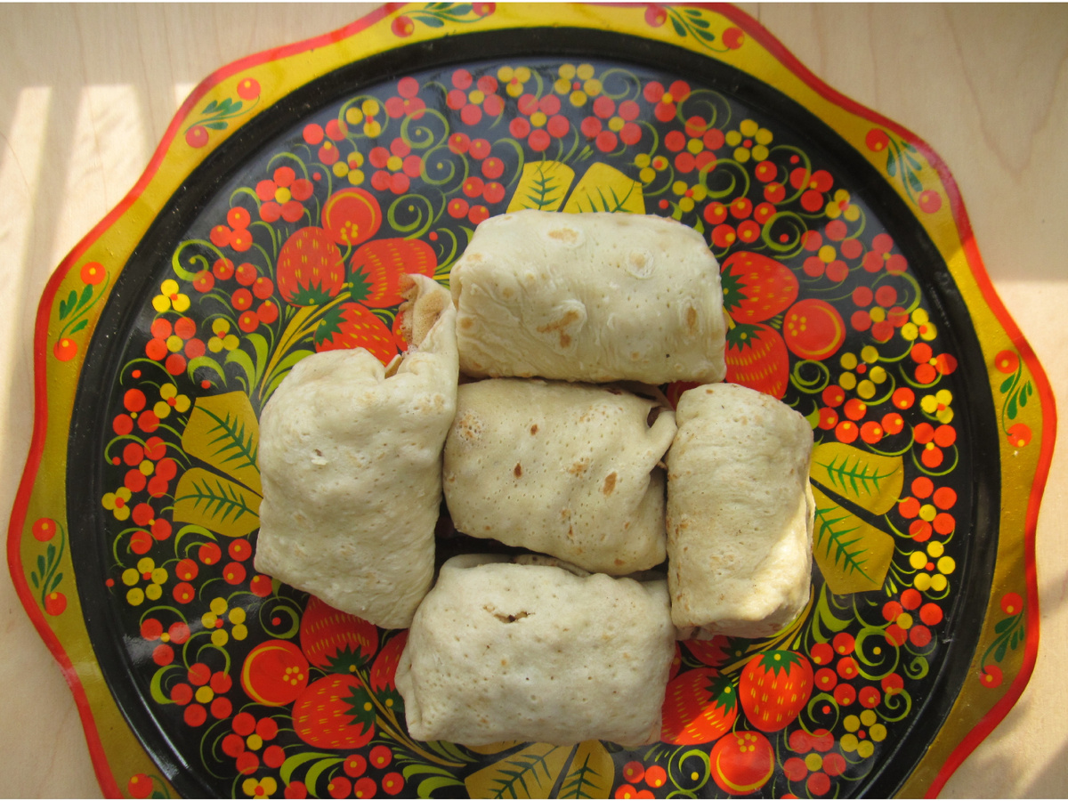 это я сейчас готовлю рисовые блинчики с сюрпризной начинкой (грибы лук капуста морковка яйцо зелень и фаршик из буйвала..да все это конечно потушила перед тем как запаковать в блинчик)))