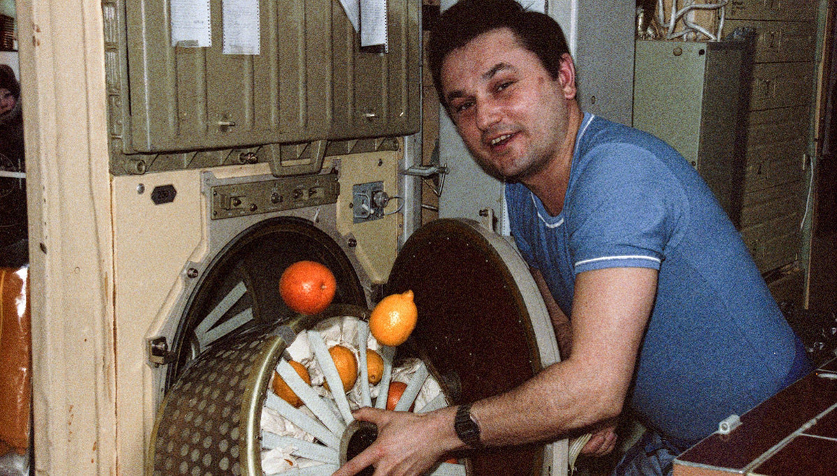 Загрузка продуктов в холодильник "БХ-2" на станции "Мир" 