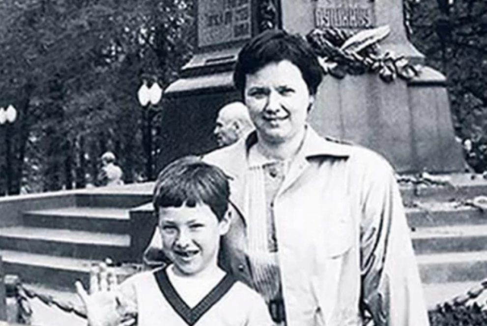 Тимур в детстве с мамой