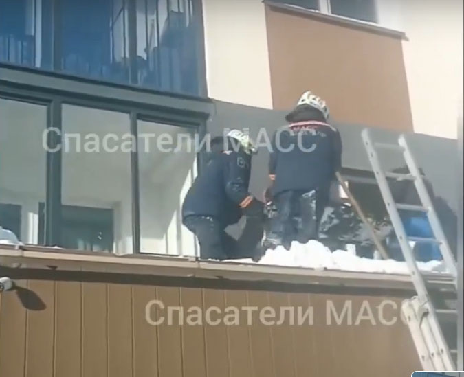 Эвакуация пострадавшей. Скриншот видео МКУ Служба аварийно-спасательных работ