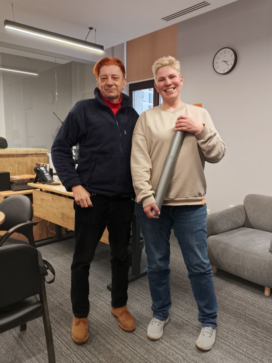    Афишу Донецкого спектакля Гарику Сукачеву передали через его PR-директора (справа). Фото: Минкультуры ДНР