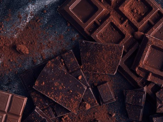Шоколад улучшает настроение: он содержит аминокислоту триптофан, которая стимулирует выработку "гормона счастья" серотонина