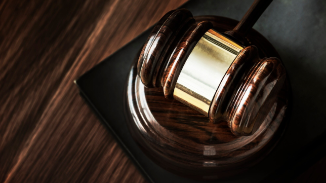 Фото: https://ru.freepik.com/free-photo/closeup-gavel-judgement-concept_3011761.htm#