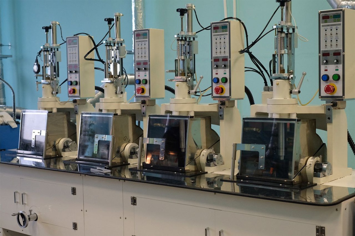    Новые станки позволят с минимальной погрешностью осуществлять центрирование оптических деталей, что улучшит качество производства. Источник фото: официальный Телеграм-канал Концерна «Калашников».