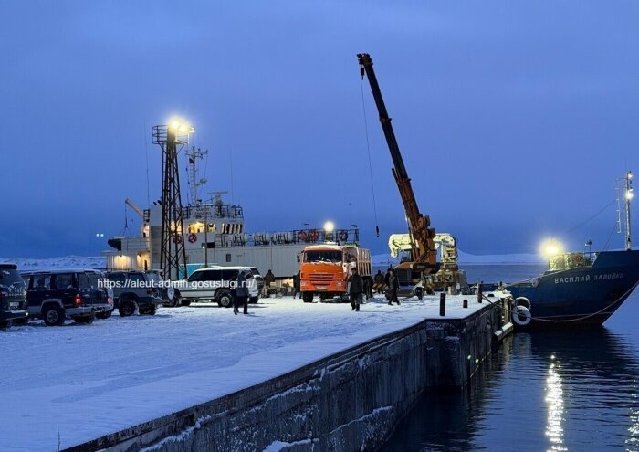 Долгожданный «Василий Завойко» пришвартовался в единственном порту острова Беринга / Фото: телеграм-канал администрации Алеутского муниципального округа