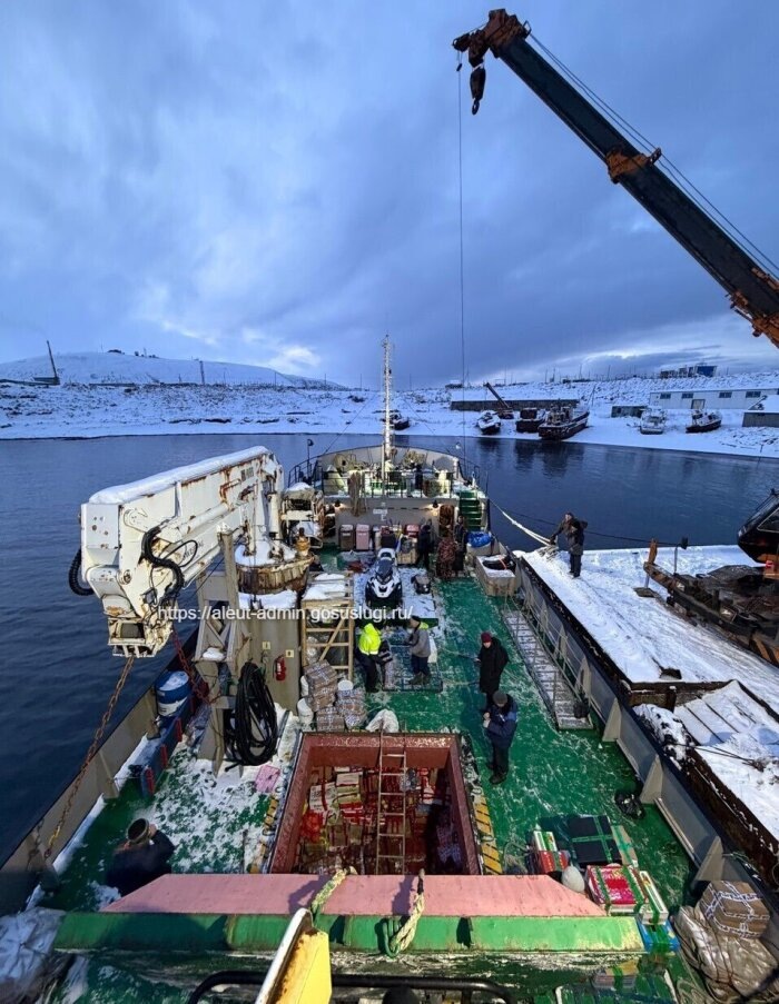      Разгрузка парохода на рейде села Никольское / фото: телеграм-канал администрации Алеутского муниципального округа