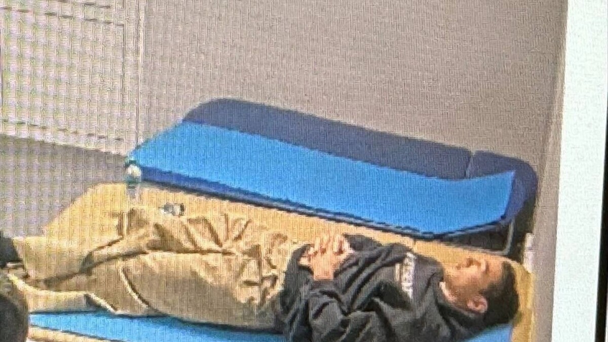    Нурлан Сабуров лежит на раскладушке в аэропорту Внуково   Mash