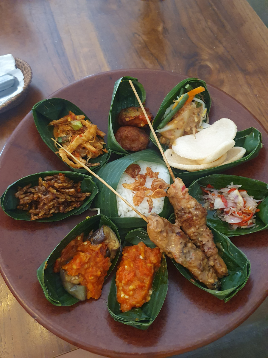 Слева масса из зерен - это темпе