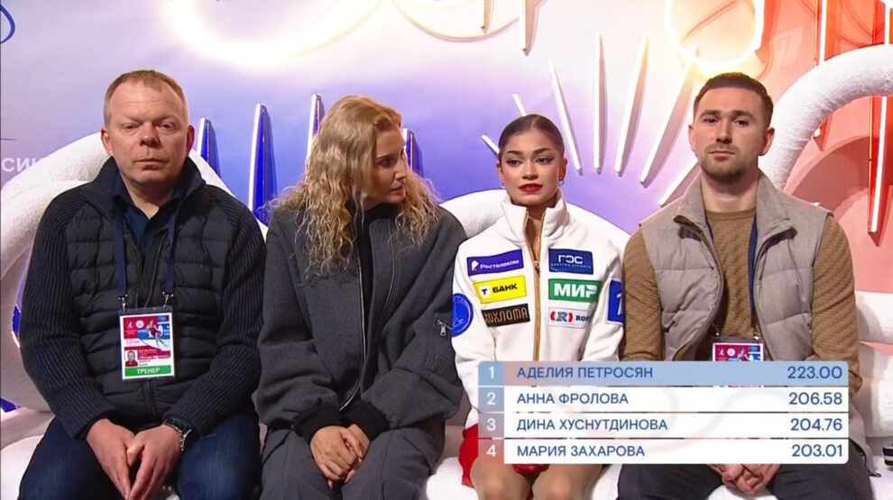    Этери Тутберидзе внимательно смотрит на Аделию Петросян после победных баллов фигуристки. Фото: стоп-кадр прямого эфира «Первого канала»