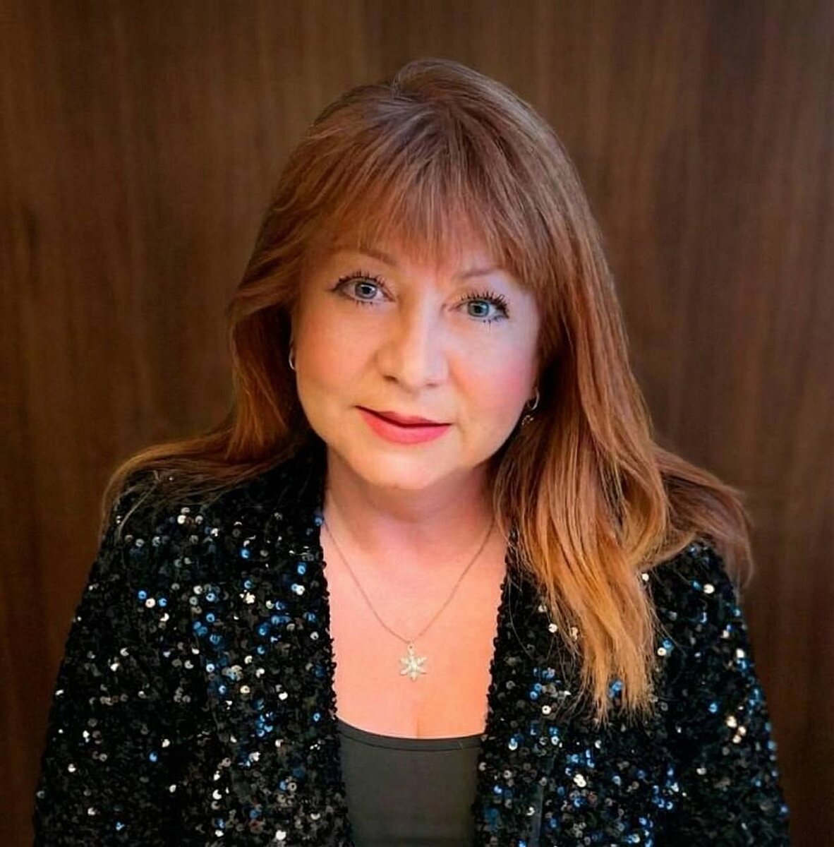 Заслуженный работник культуры РТ Елена Антонова бессменно стоит у руля коллектива все 15 лет со дня открытия театра