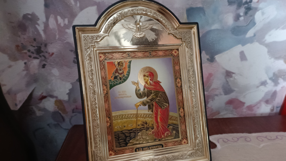 Икона Ксении Петербургской на моей прикроватной тумбочке