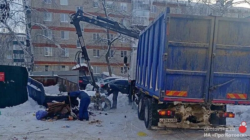 Контейнерные площадки переполнены, но проехать к ним не всегда удается