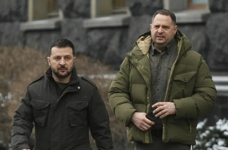    Украинские высокопоставленные источники открыто сообщали, что Зеленский живет не с женой Еленой, а с Андреем Ермаком. Фото: соцсети