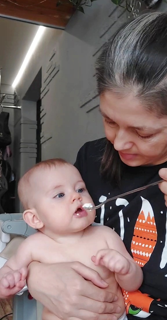 На завтрак творог со сметаной и зелёным луком. Вкусно!