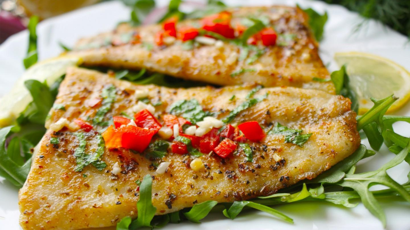 Жареный пангасиус с овощами