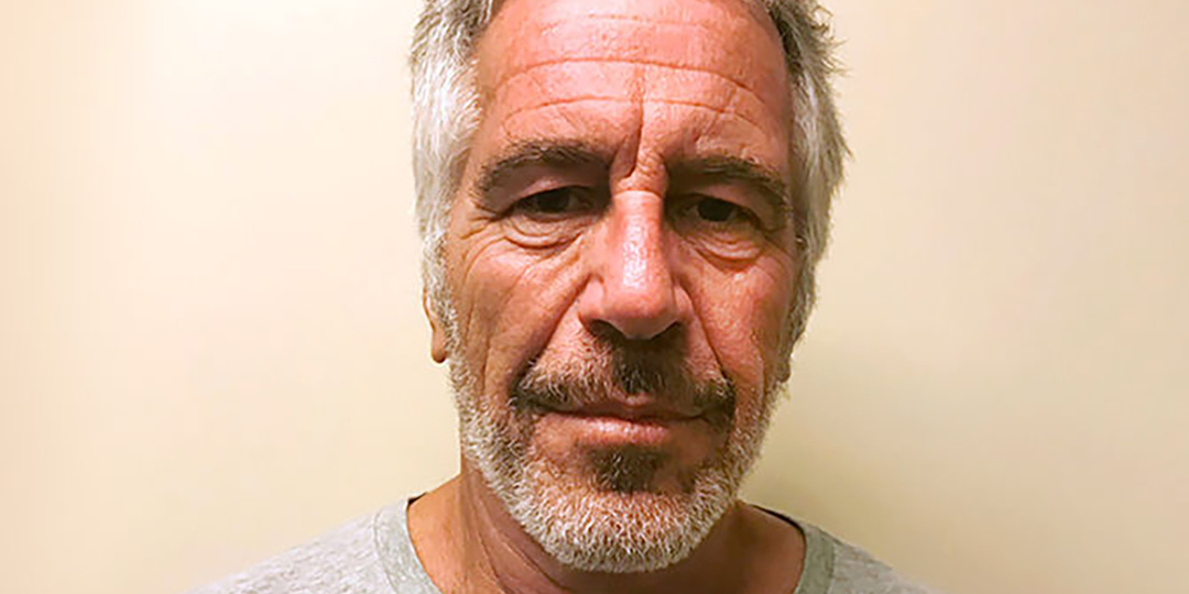 В ночь смерти Эпштейна у его камеры заметили таинственную фигуру