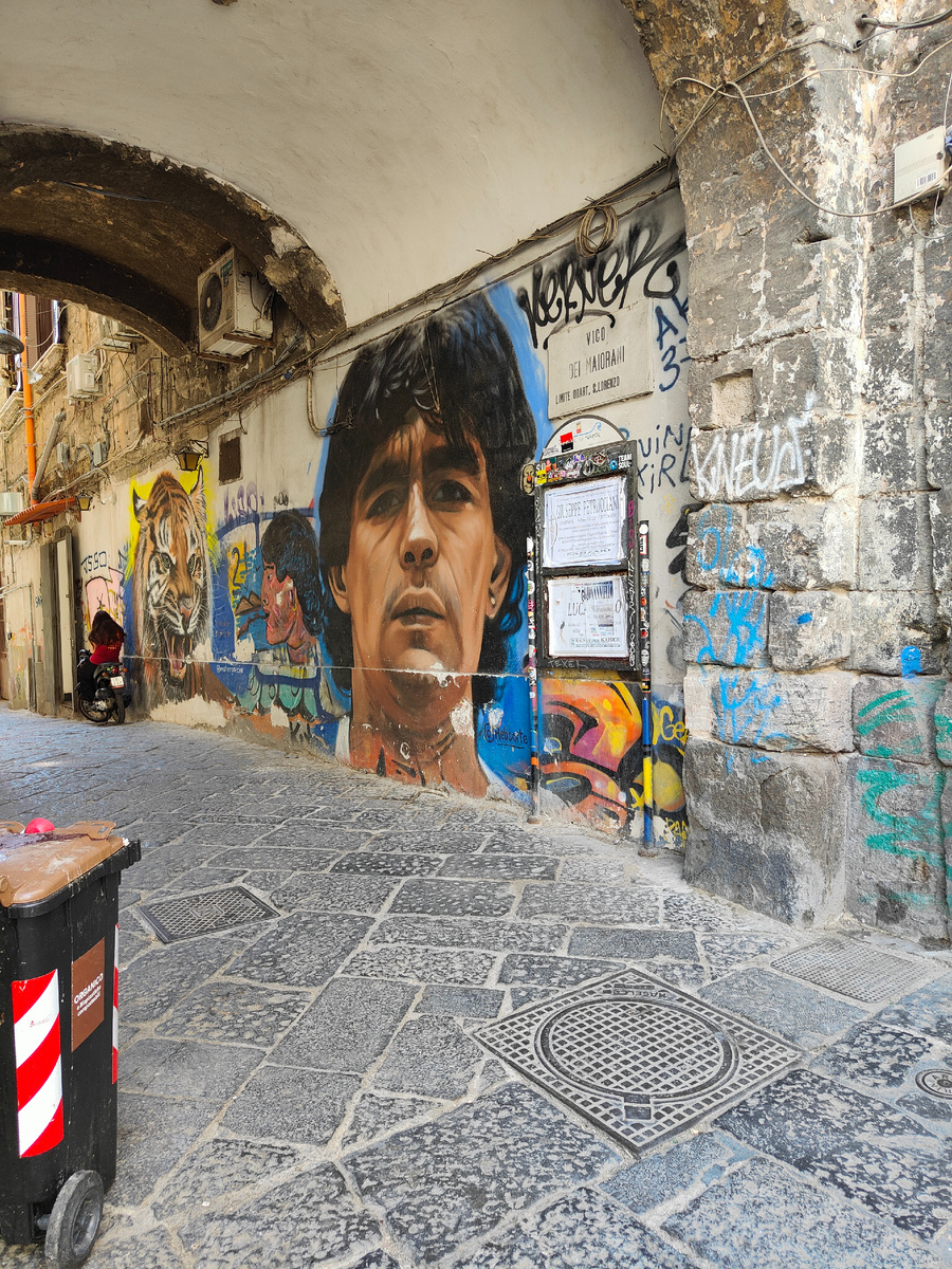 Это граффити в Неаполе