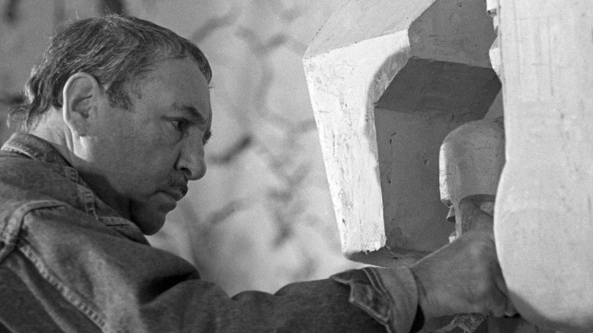 Эрнст Неизвестный за работой