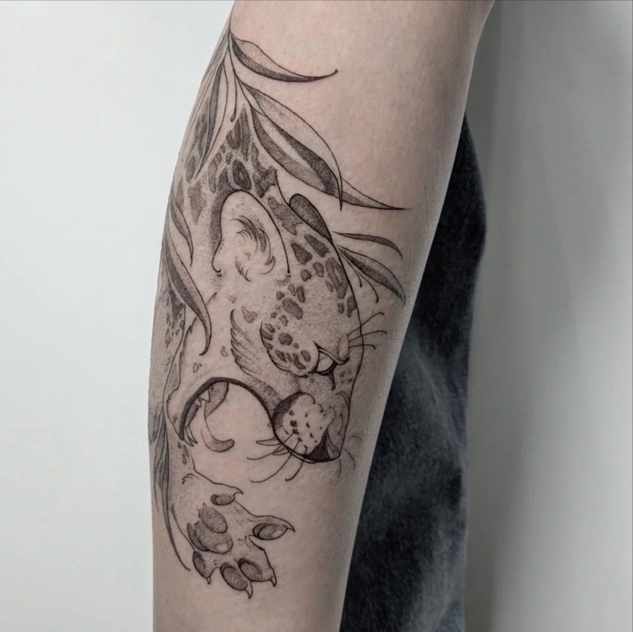 Большие кошки, выполненные в разных стилях: графика. Мастер: Александр Николаев. Фото взято из соцсетей студии Wunderkammer.