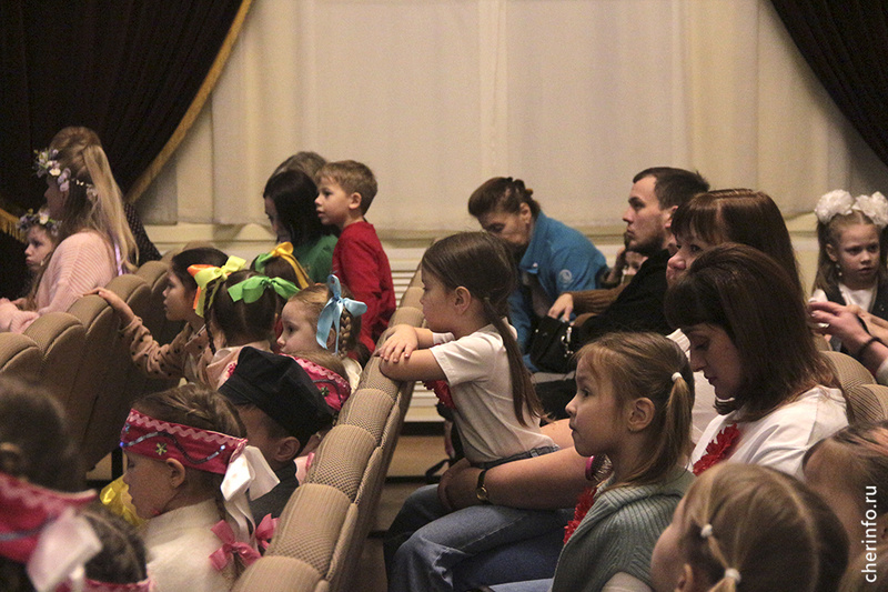    Итоговый концерт фестиваля "Красная гвоздика" прошел сегодня в филармонии. В финал вышли 13 лучших номеров.