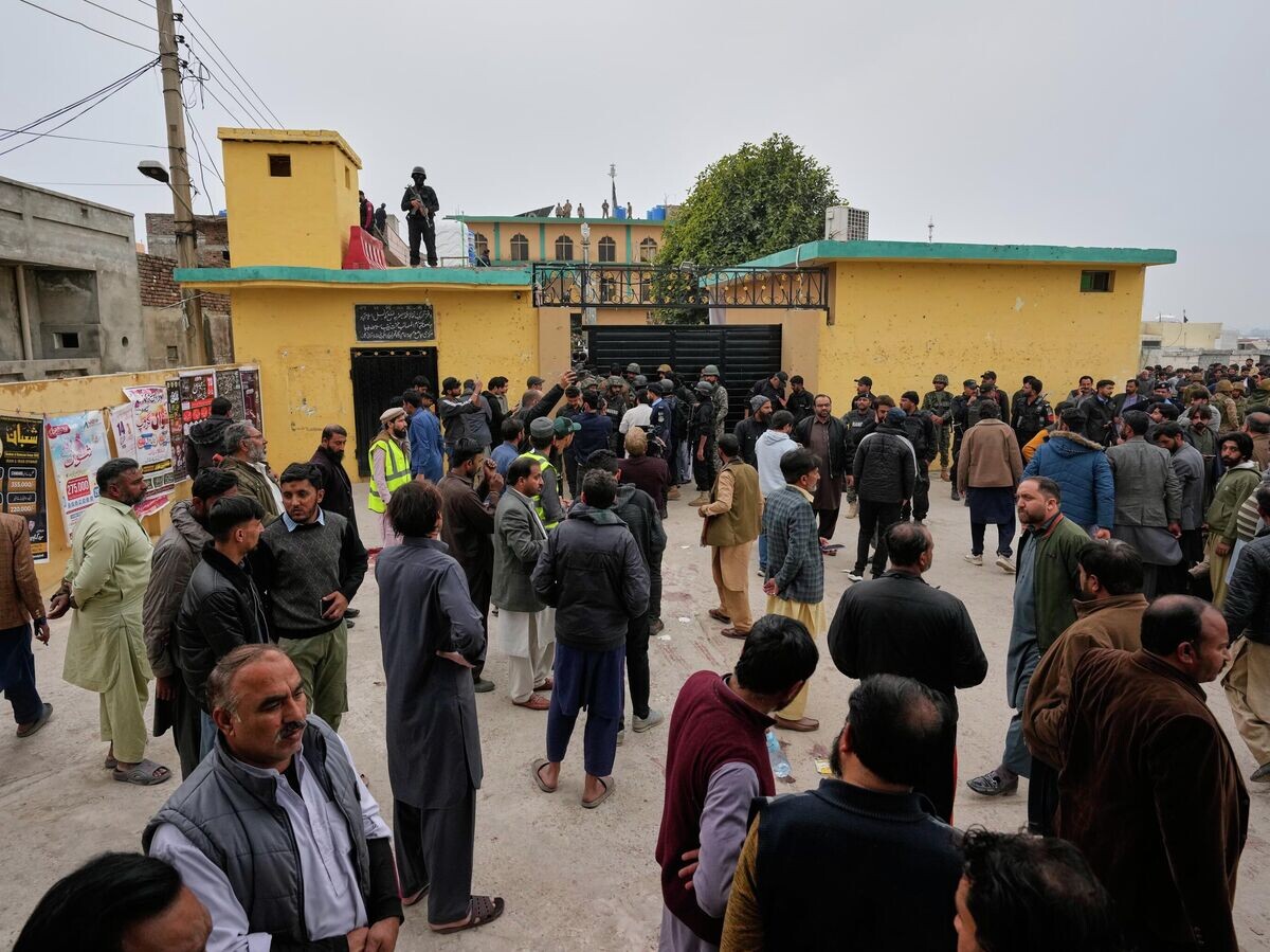    Сотрудники службы безопасности Пакистана и спасатели на месте взрыва бомбы в шиитской мечети в Исламабаде | © AP Photo / Anjum Naveed