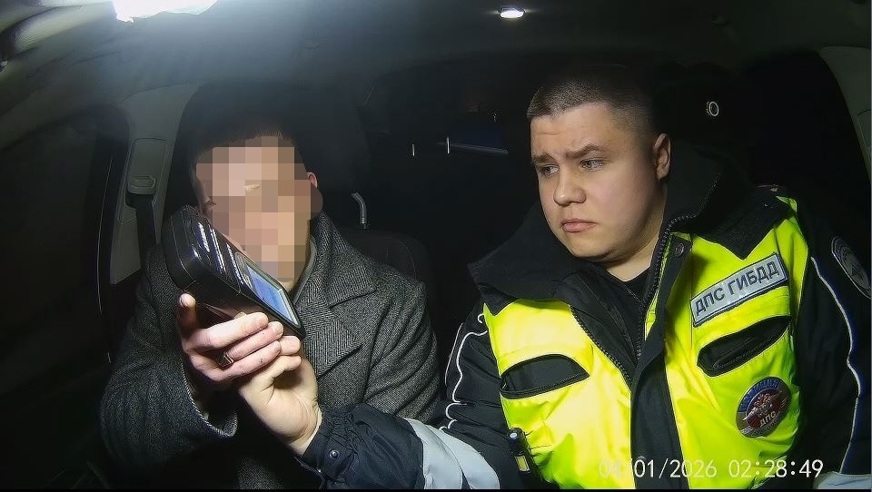 Инспектор ГИБДД предлагает продуть в алкотестер: что важно знать водителю