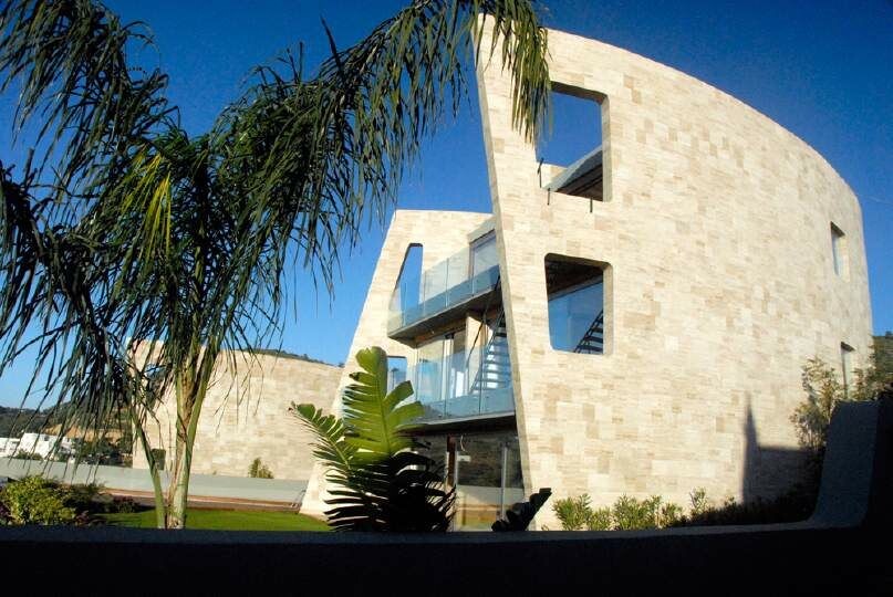 Архитектура: средиземноморский репертуар с видом на океан.