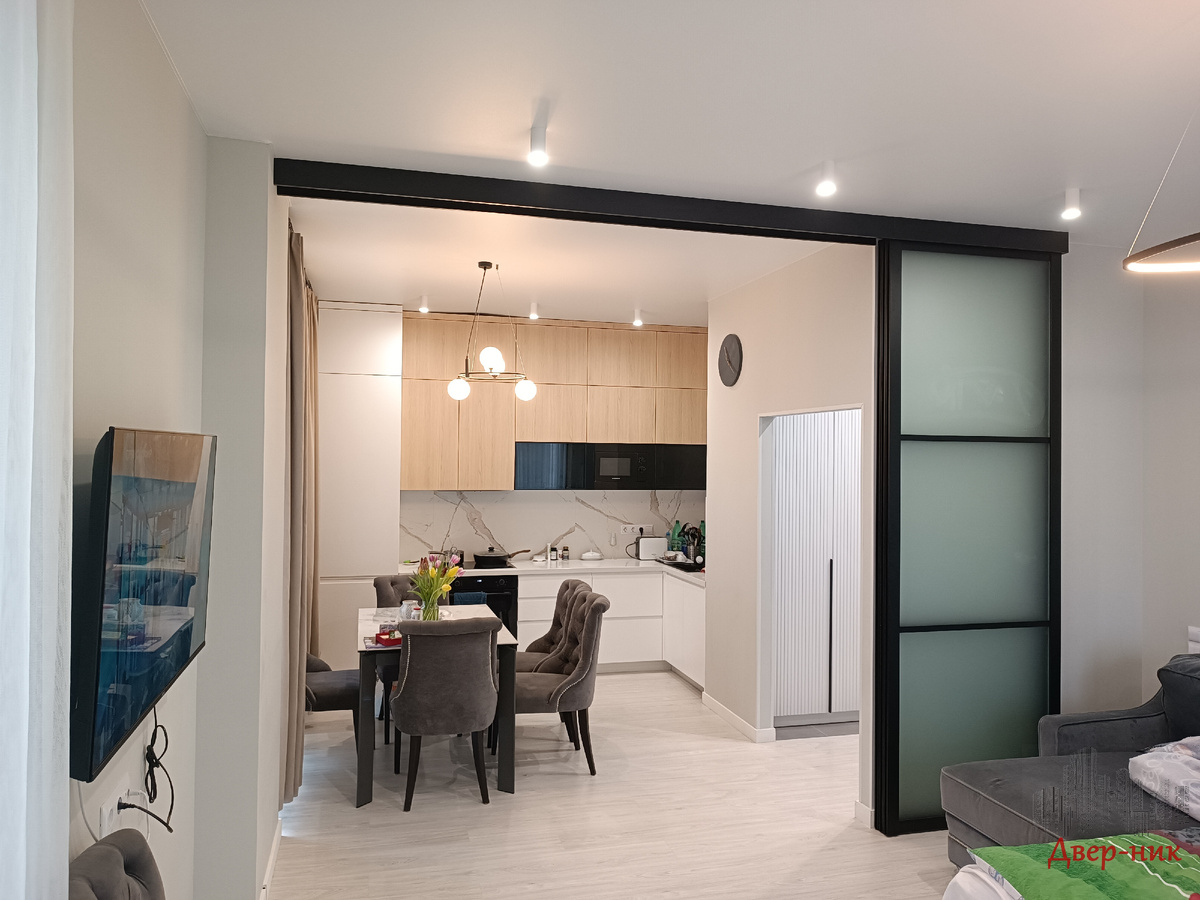 Три двери открываются за стену