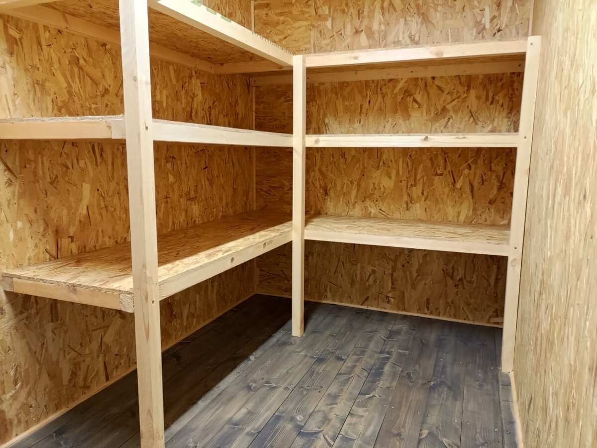 Деревянный пол в нашем хозблоке, покрытый террасным маслом цвета Графит.