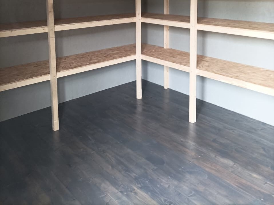 Деревянный пол в нашем хозблоке, покрытый террасным маслом цвета Графит.