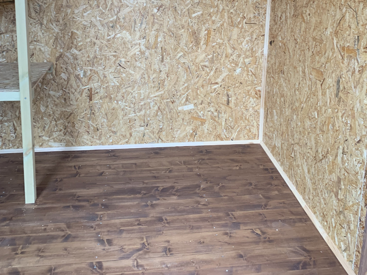 Деревянный пол в нашем хозблоке, покрытый террасным маслом цвета Палисандр