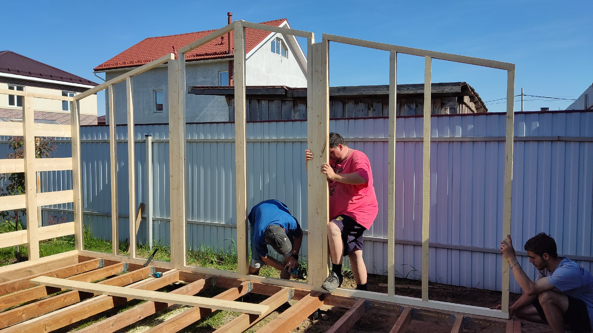 Сборка нами на участке у заказчика хозблока-барна.