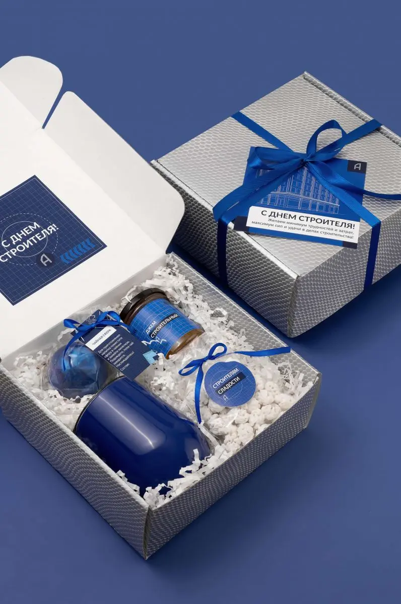 Пример деликатного брендирования, набор "Строителю": Джем. 180г. в манжете , Коробка. перевязанная лентой. с открыткой (открытка брендируется) , Кофер. 350мл (термокружка) , Сладости в пакетике с наклейкой. 100 г , Чайная сфера (брендируется тег) , Бумажный наполнитель