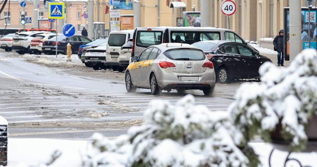 Таксистам в Беларуси предложили не завышать цены во время непогоды